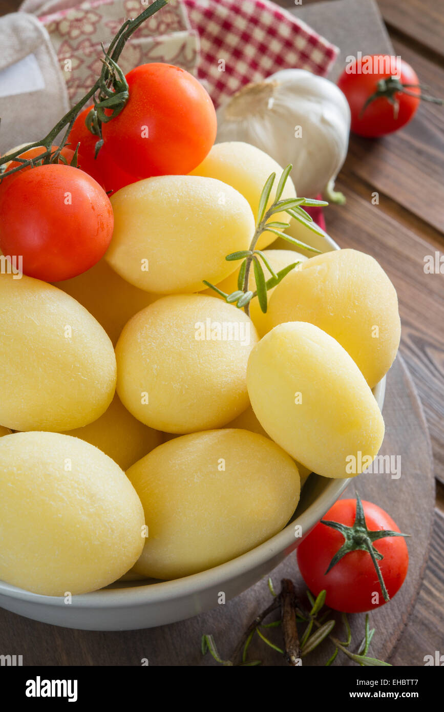 kleine Kugel Kartoffeln genannt Novelle bereit am Ofen Stockfotografie -  Alamy