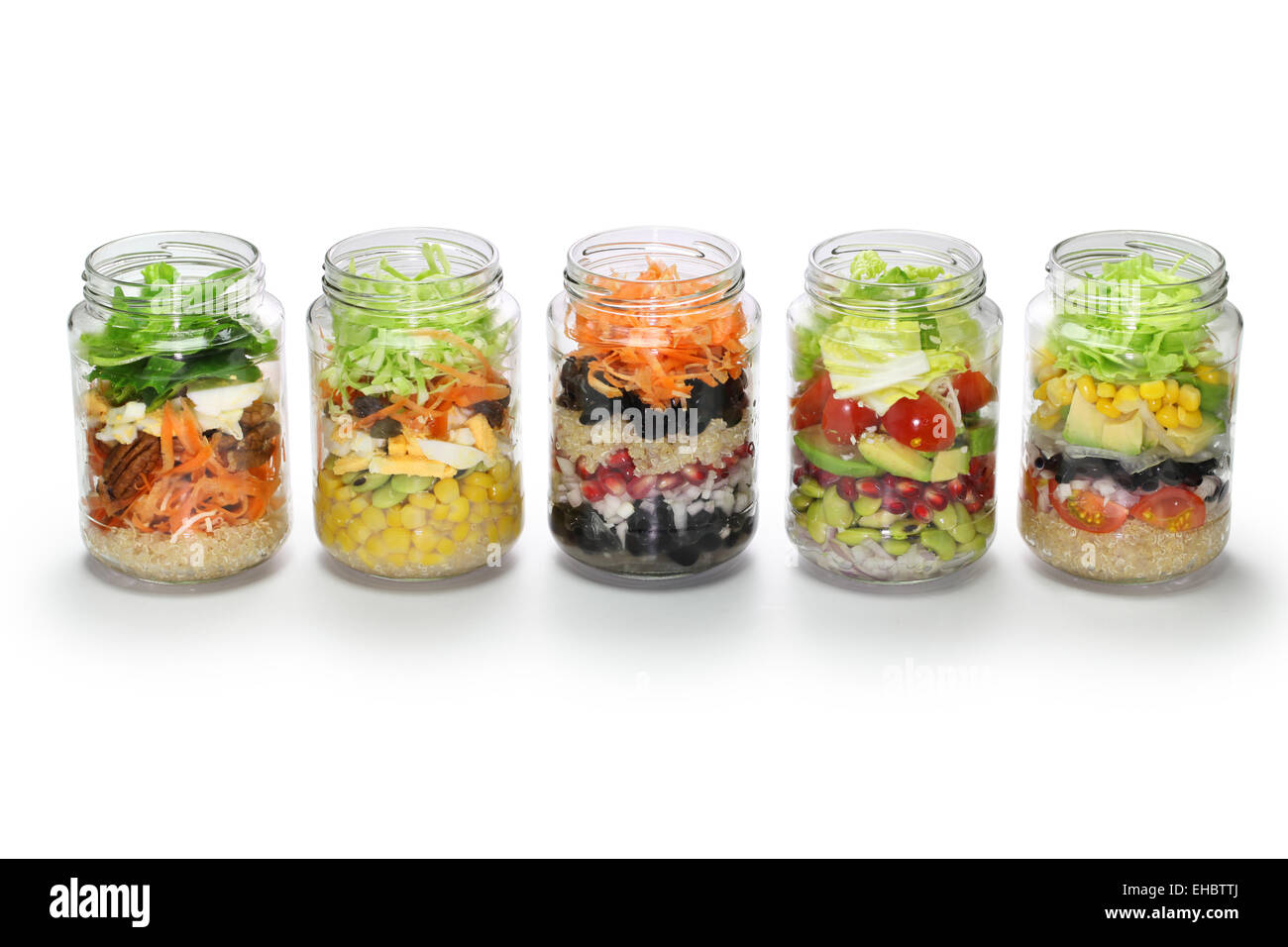 hausgemachte Gemüse-Salat im Glas auf weißem Hintergrund Stockfoto