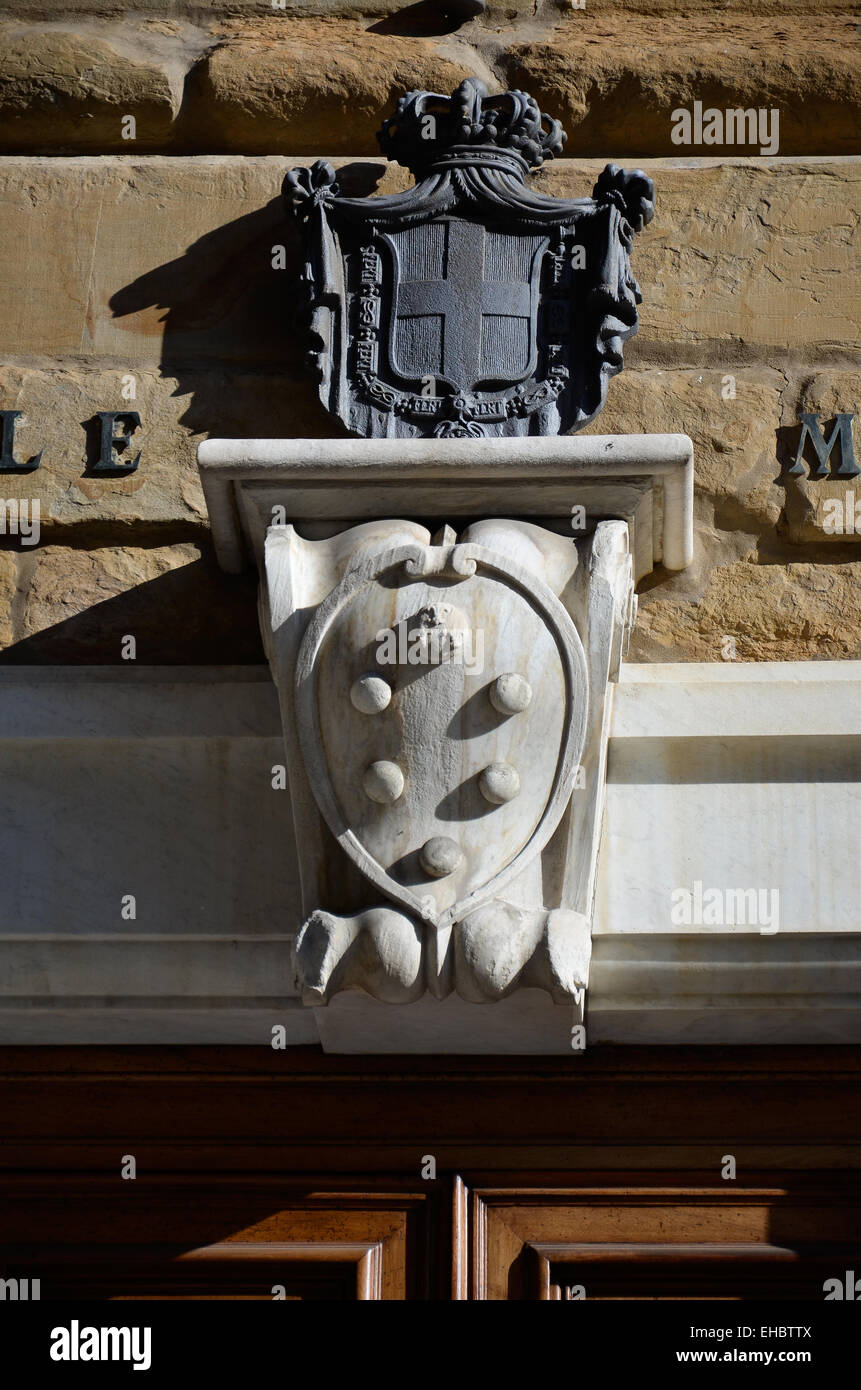 herrliche Aussicht auf die Medici-Wappen am Eingang der Kapellen Stockfoto