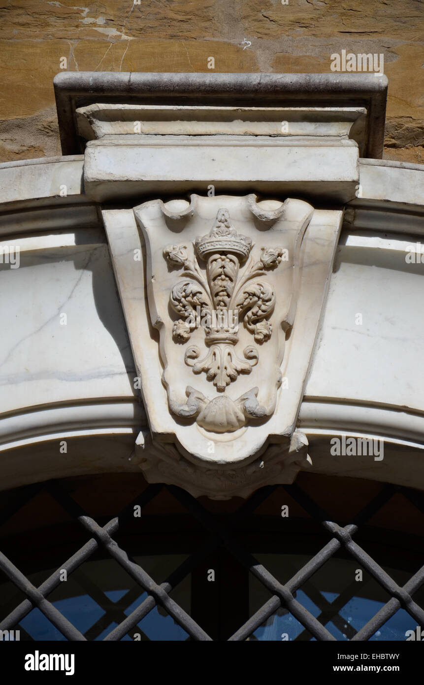 Blick auf die Medici-Wappen des Bogens eines Fensters auf Stockfoto