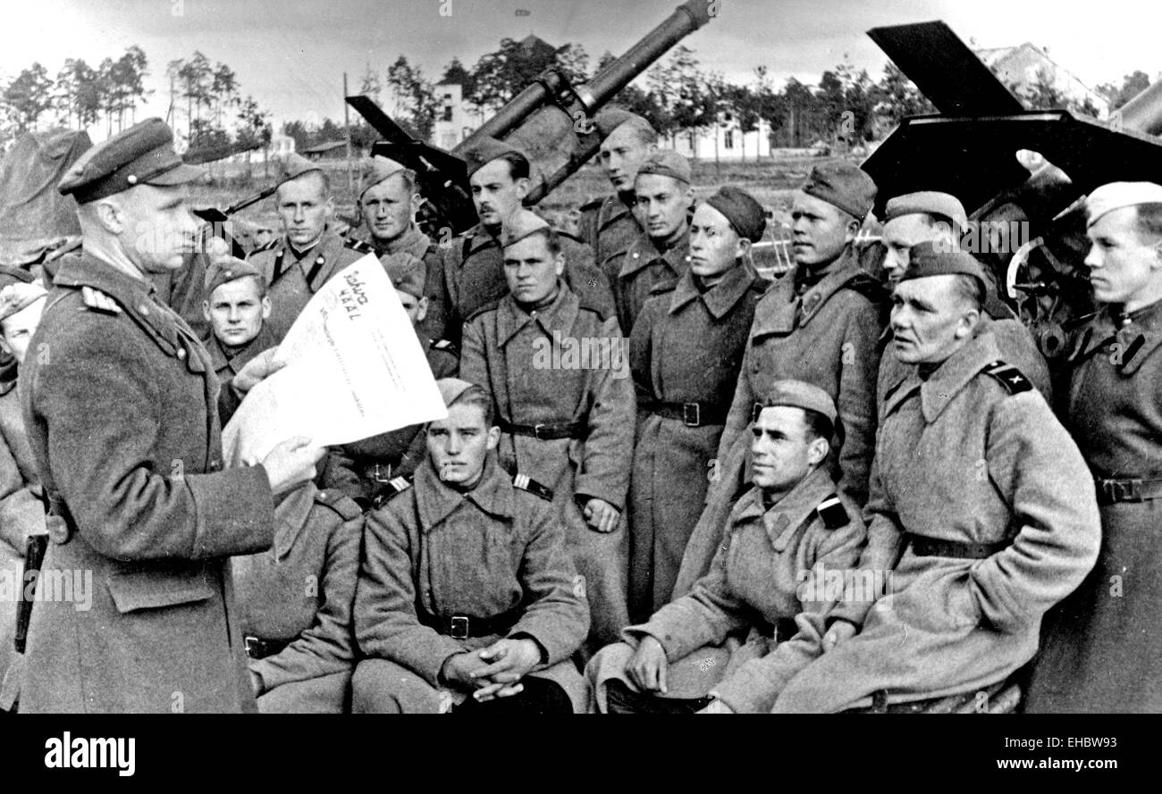 SOWJETISCHE Artillerie-Einheit im Jahr 1944. Die originale Bildunterschrift lautet: "Major Tarkpee, ein Stellvertreter der Supreme Soviet der UdSSR und Mitglied des Präsidiums des Obersten Sowjets der Estnischen SSR, spricht für eine Gruppe von" Gunners "über die kommenden Wahlen" 1943 Stockfoto