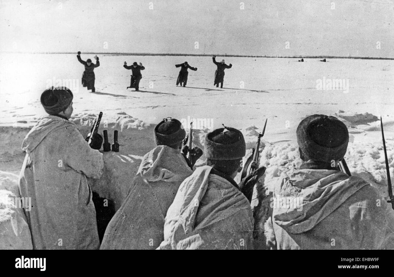 Arktische SOWJETTRUPPEN nehmen deutsche Häftlinge 1944 in einem inszenierten Foto Stockfoto