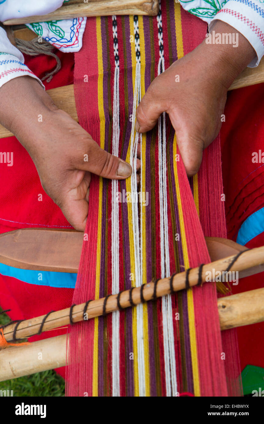 Quecha Frau weben, Misminay Dorf, Heiliges Tal, Region Cusco, Urubamba Provinz, Bezirk von Machu Picchu, Peru Stockfoto