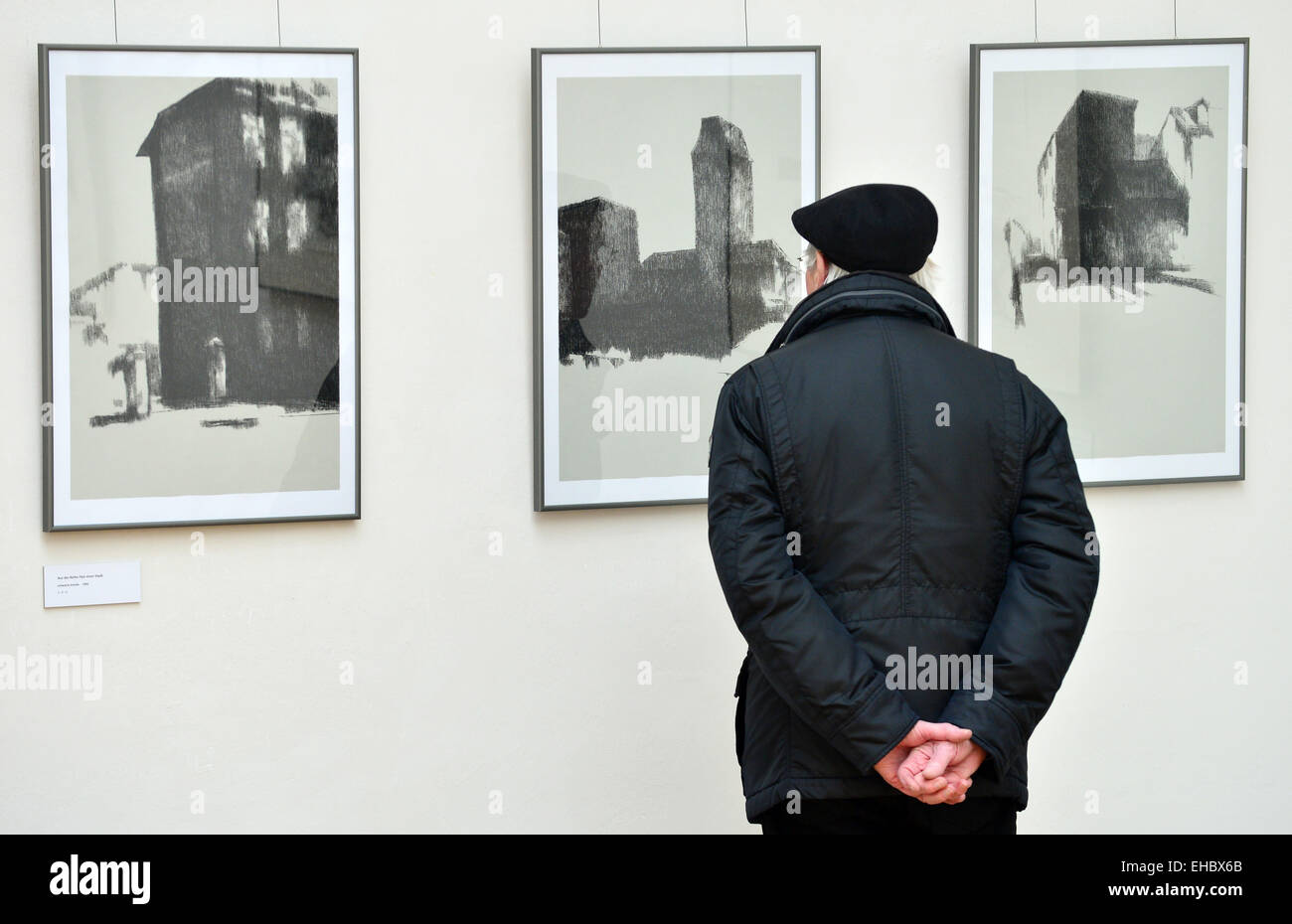 Ein Besucher untersucht Zeichnungen des Künstlers Klaus Bose am  Ausstellungsort "Kunsthalle Harry Graf Kessler" in Weimar, Deutschland, 11.  März 2015. Bose wurde 1940 in Bogota, Kolumbien, geboren und lebt seit 1952  in