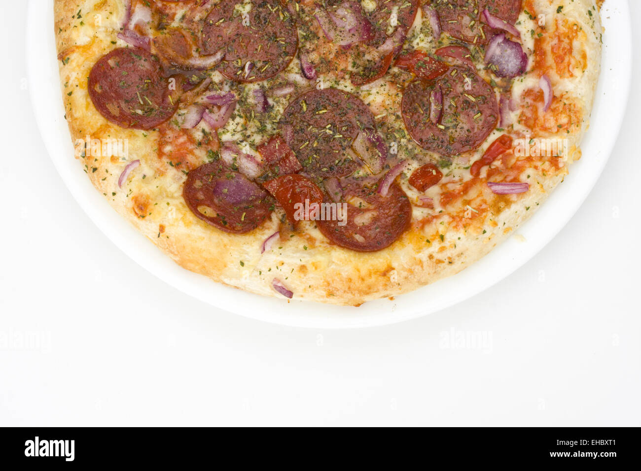 Pizza auf einem Teller auf weißem Hintergrund Stockfoto