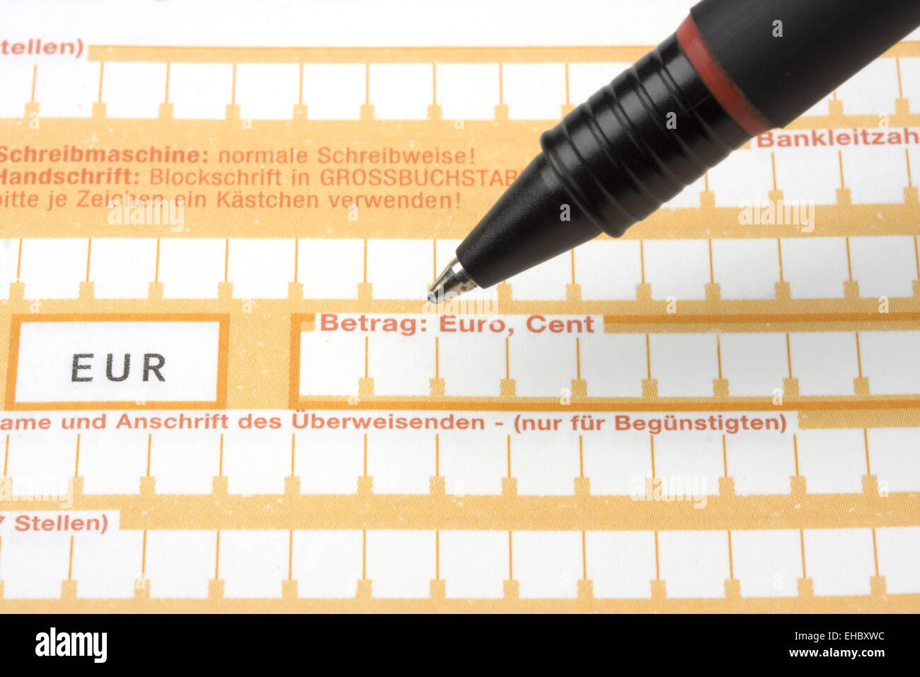 ein Geld-Transfer-Formular ausfüllen Stockfoto