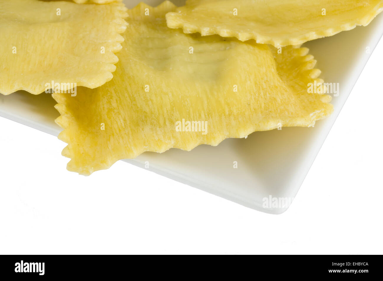 hausgemachte Ravioli Pasta auf eine abgewinkelte Platte Stockfoto