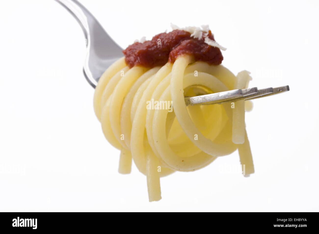 Spaghetti auf einer Gabel auf weißem Hintergrund Stockfoto