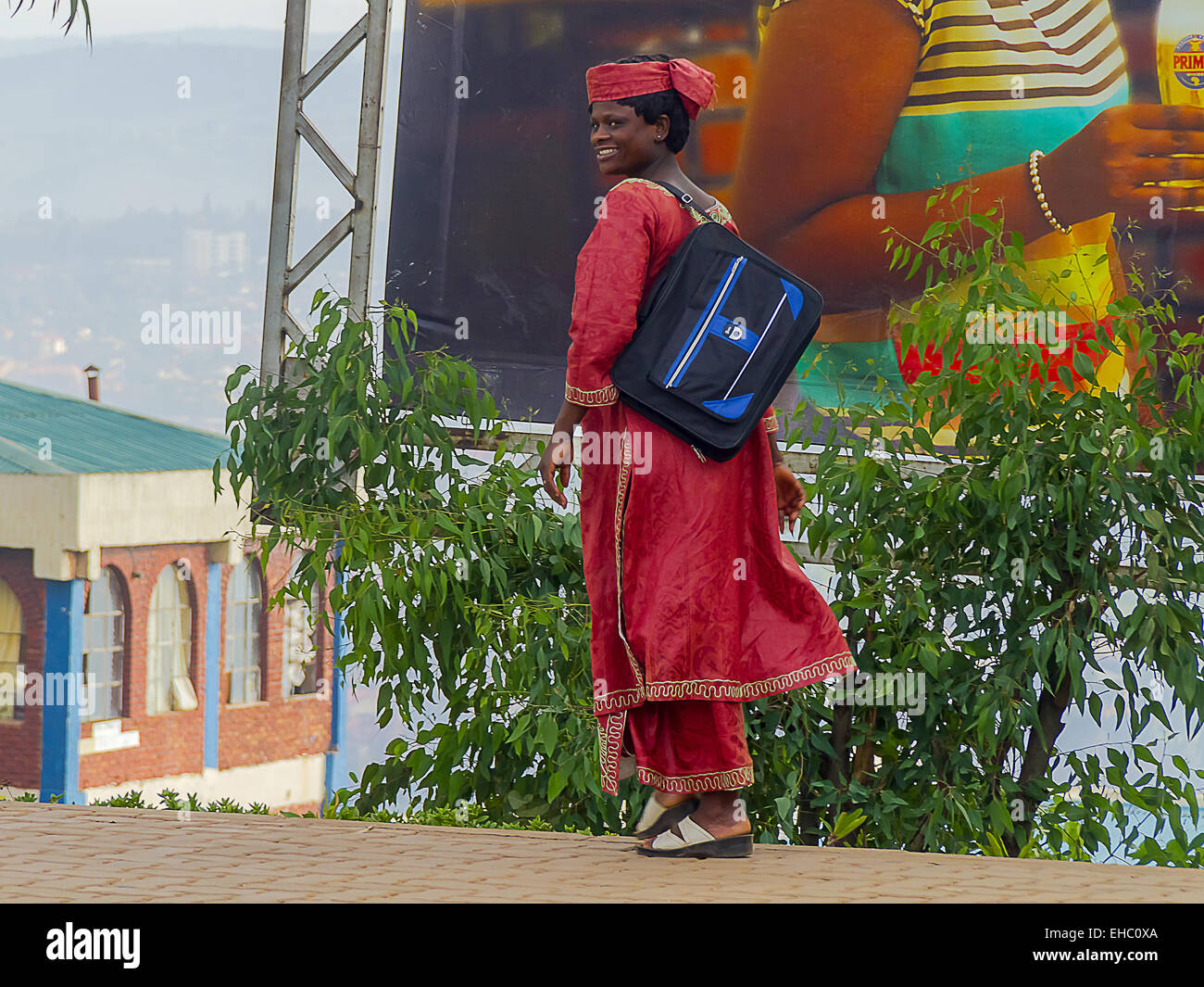 KIGALI, Ruanda - 14. November 2013: Unbekannte elegante Frau in einer Straße in Kigali am 14. November 2013, Kingali, Ruanda Stockfoto