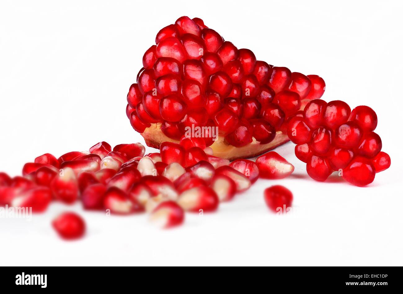 Detail der Granatapfelfrucht isoliert auf weißem Hintergrund Stockfoto