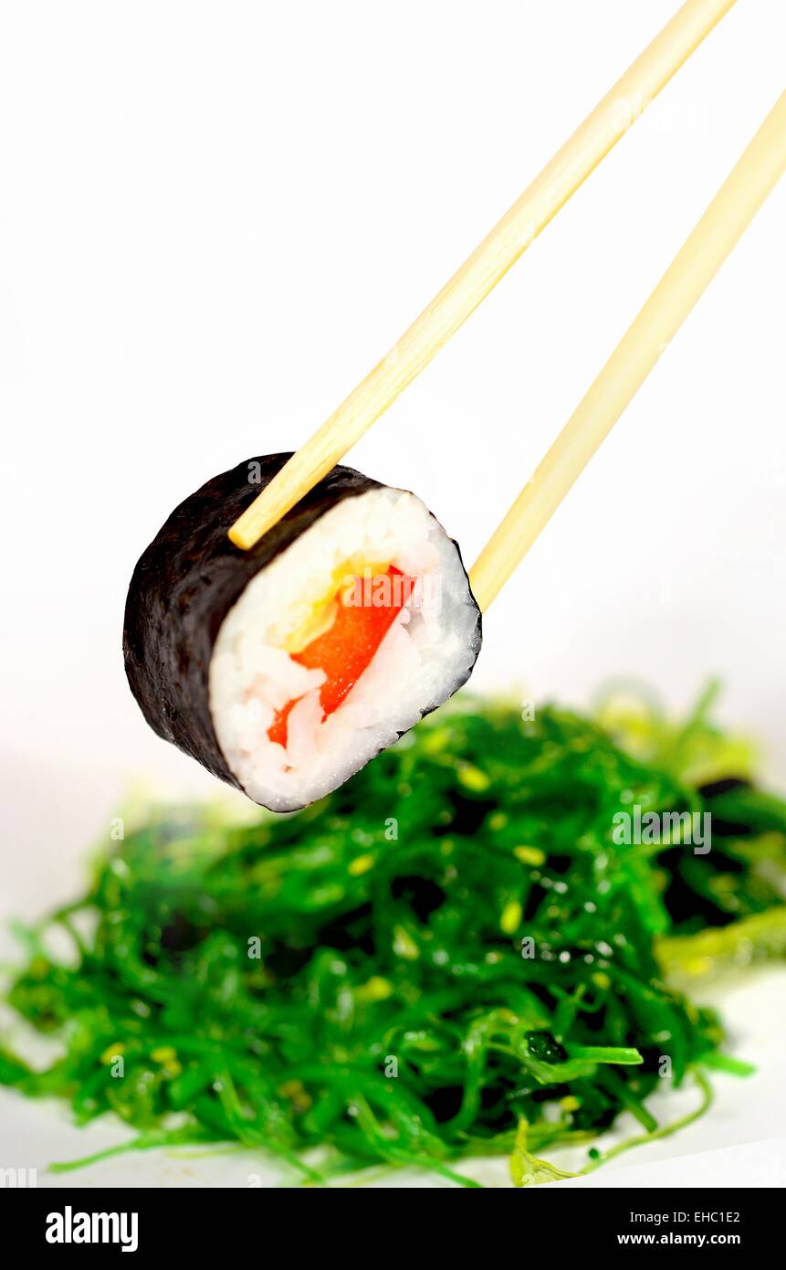 Maki-Sushi-Vielfalt mit Chinesen steckt neben Ihnen Stockfoto