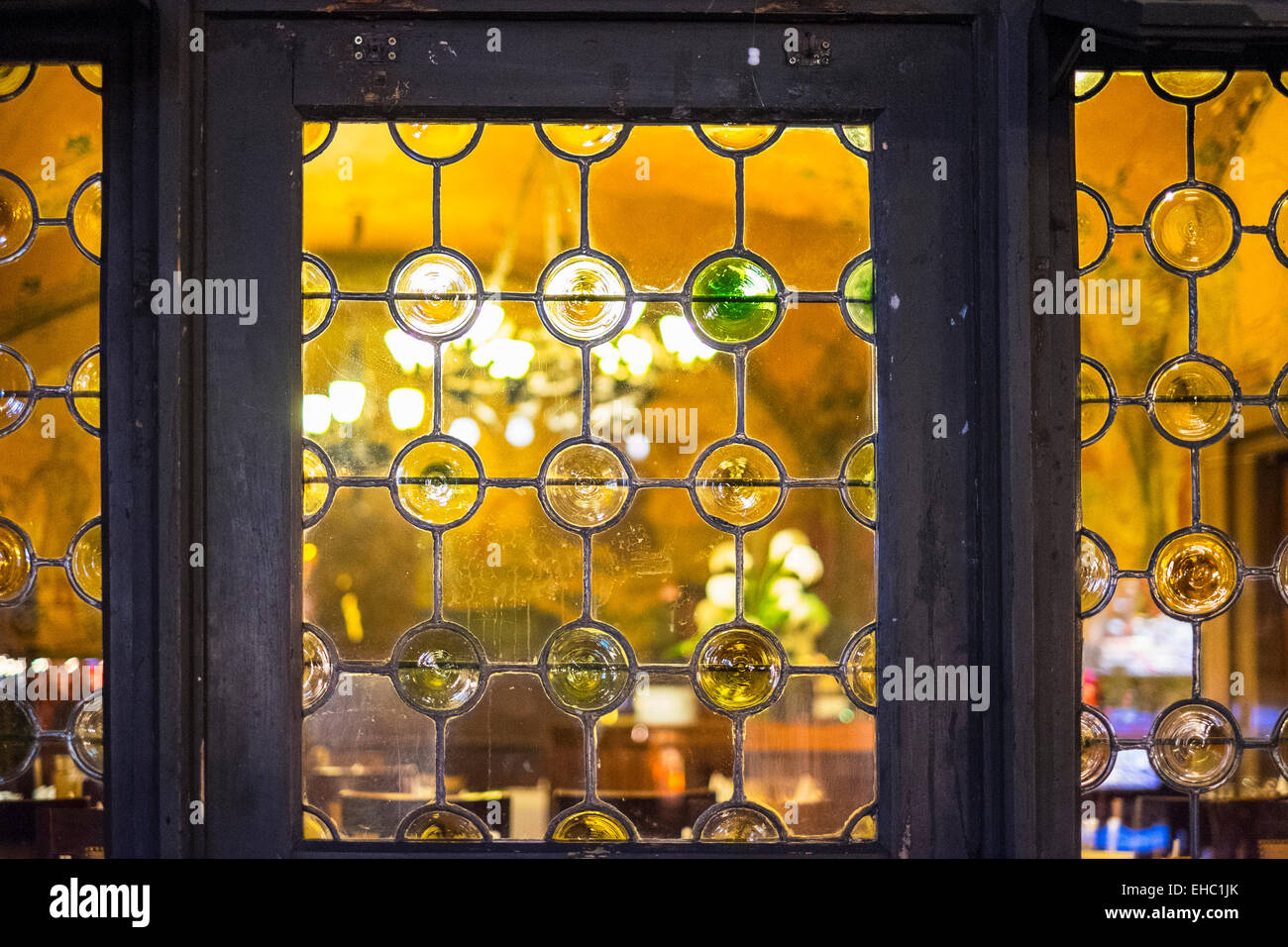 Krone Glas Fenster, Maison Kammerzell mittelalterliches Haus bei Nacht, Straßburg, Elsass, Frankreich Europa Stockfoto
