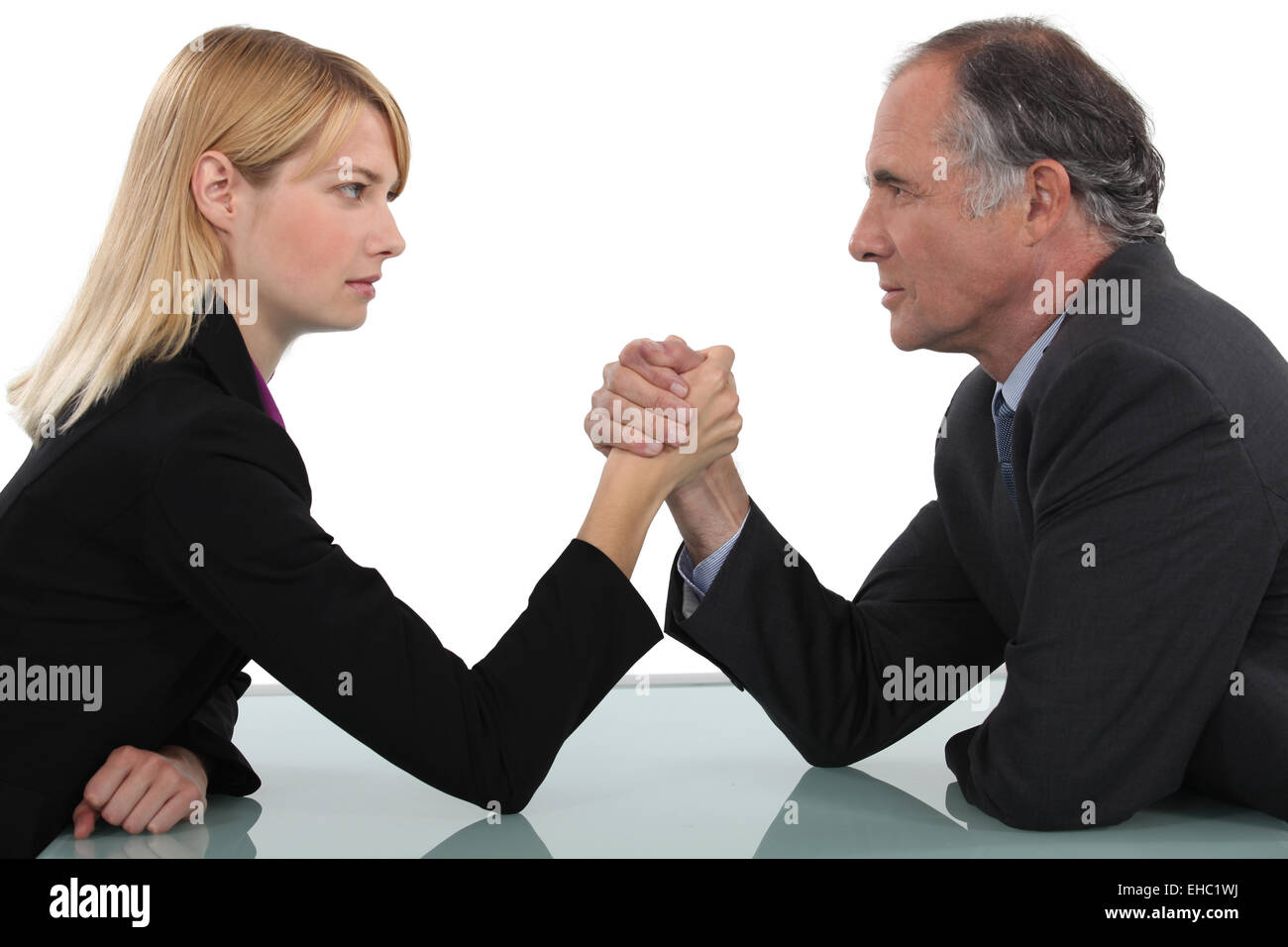 Geschäftsmann und Frau Armdrücken Stockfoto
