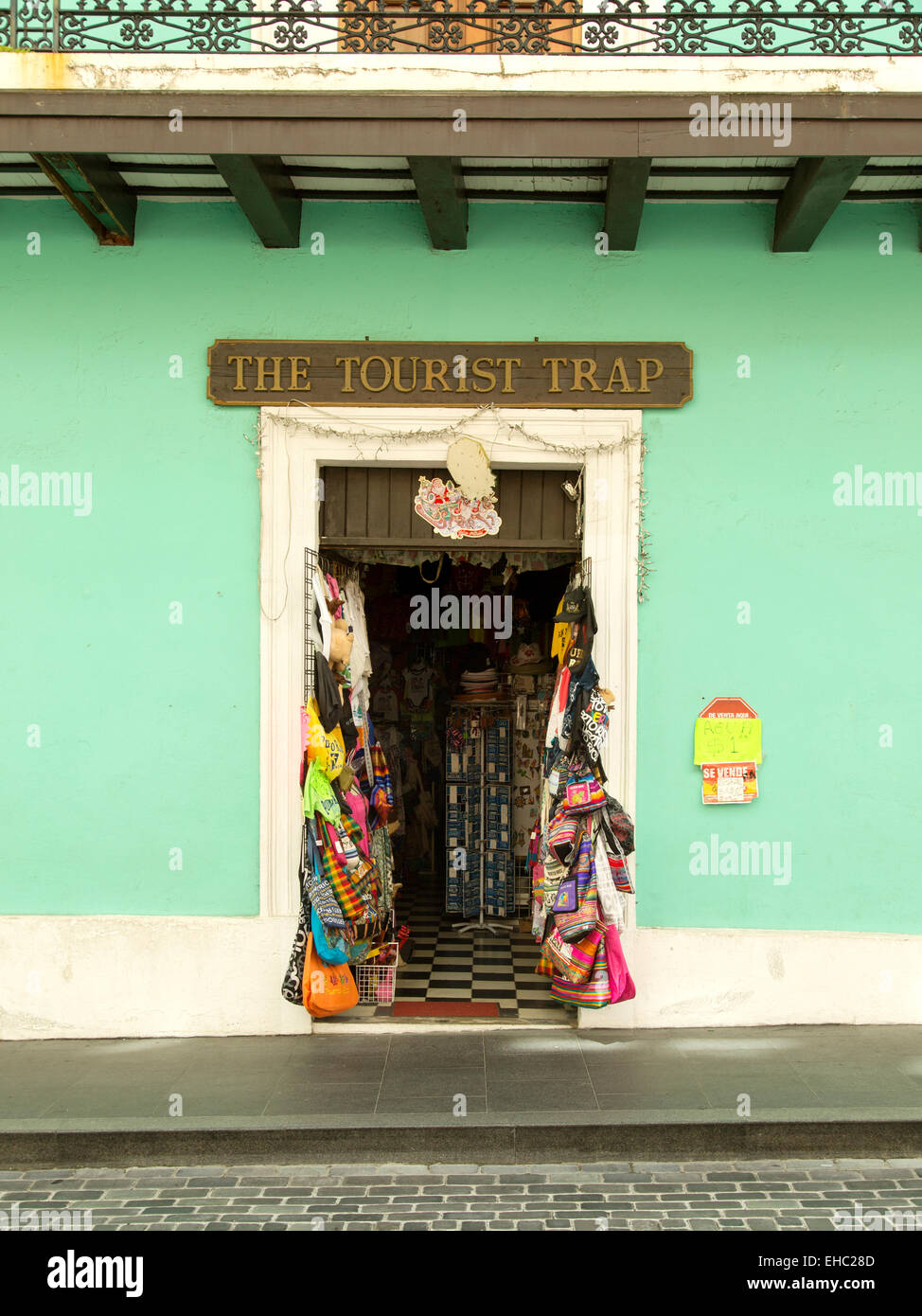 Eingang zum Souvenir und Geschenk-Shop in der Stadt von Puerto Rico Stockfoto