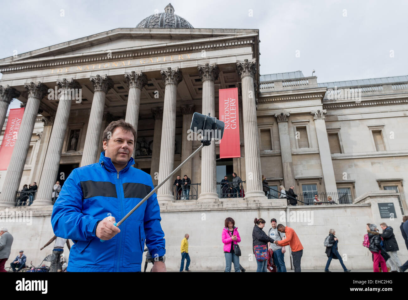 11. März 2015 - JoÃ£ o kam nach London aus Sao Paulo in Brasilien und war sehr überrascht von der Galerie neue Regel. Der National Gallery in London verbietet Selfie-Sticks und legte sie in die gleiche Kategorie wie Stative, die verboten sind, '' um Gemälde, Privatsphäre und das Gesamterlebnis Besucher zu schützen". Die National Gallery Verbot folgt anderen Galerien auf der ganzen Welt, darunter die Smithsonian-Museen in Washington. © Velar Grant/ZUMA Wire/ZUMAPRESS.com/Alamy Live-Nachrichten Stockfoto