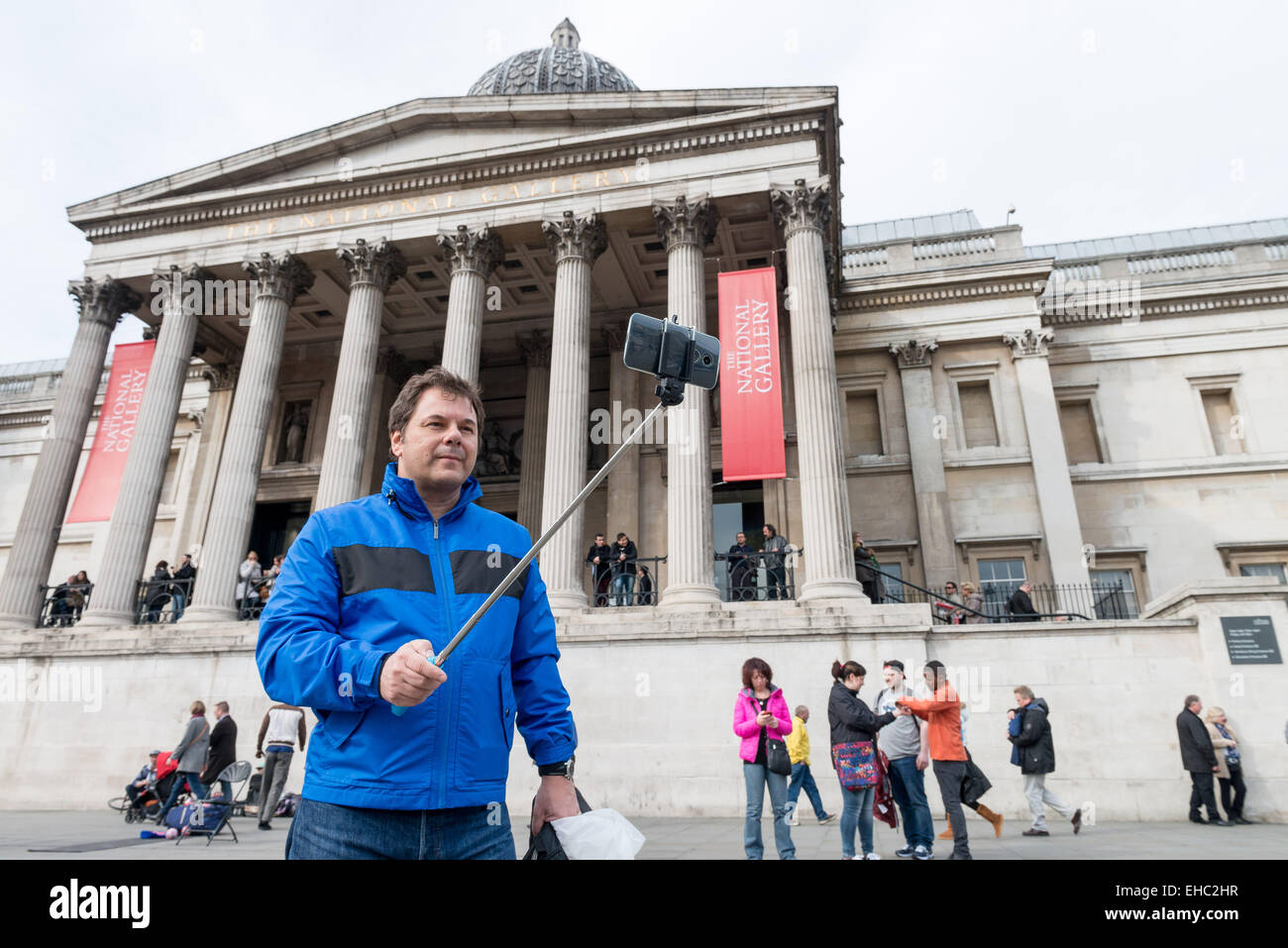 11. März 2015 - JoÃ£ o kam nach London aus Sao Paulo in Brasilien und war sehr überrascht von der Galerie neue Regel. Der National Gallery in London verbietet Selfie-Sticks und legte sie in die gleiche Kategorie wie Stative, die verboten sind, '' um Gemälde, Privatsphäre und das Gesamterlebnis Besucher zu schützen". Die National Gallery Verbot folgt anderen Galerien auf der ganzen Welt, darunter die Smithsonian-Museen in Washington. © Velar Grant/ZUMA Wire/ZUMAPRESS.com/Alamy Live-Nachrichten Stockfoto