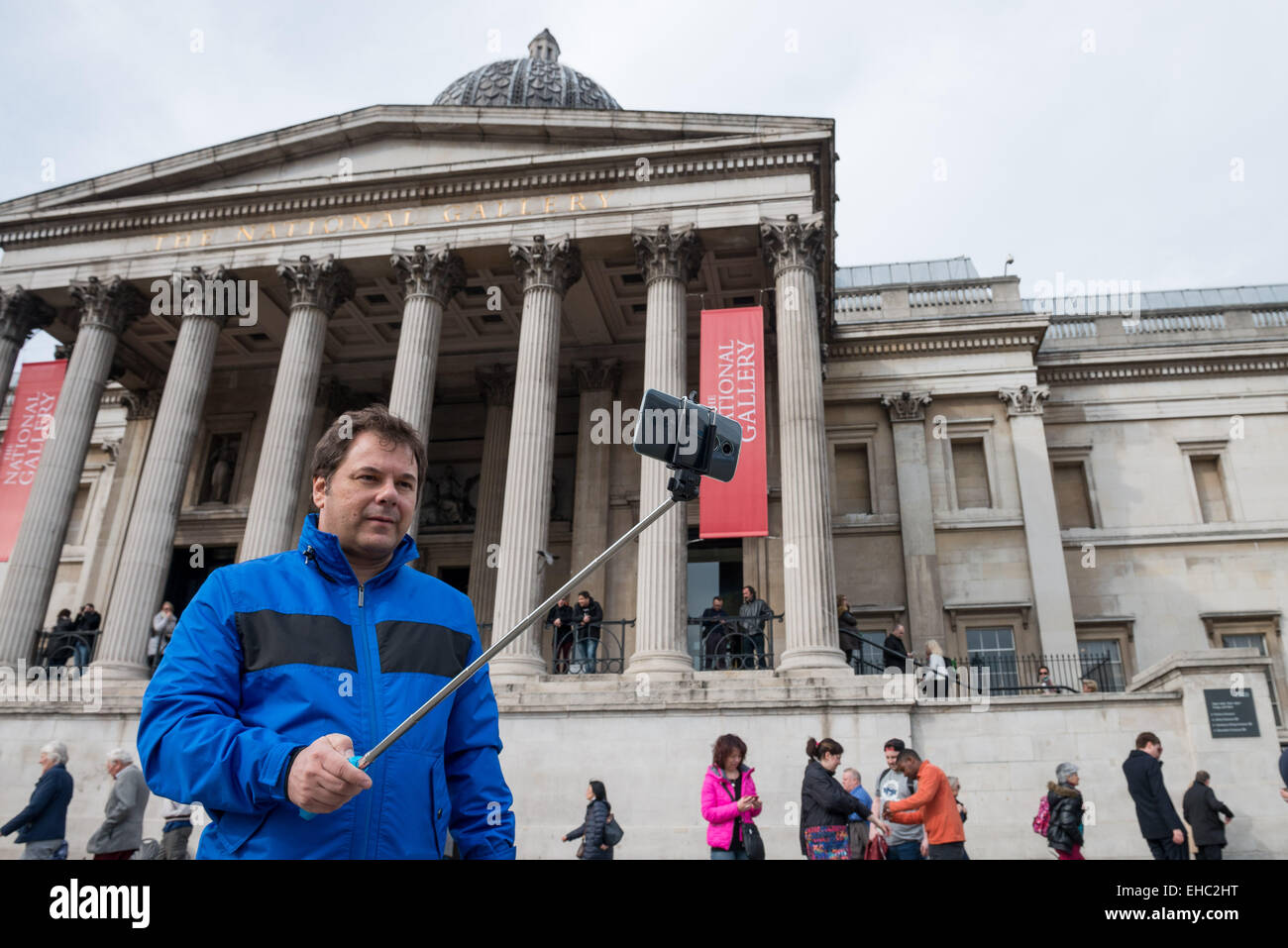 11. März 2015 - JoÃ£ o kam nach London aus Sao Paulo in Brasilien und war sehr überrascht von der Galerie neue Regel. Der National Gallery in London verbietet Selfie-Sticks und legte sie in die gleiche Kategorie wie Stative, die verboten sind, '' um Gemälde, Privatsphäre und das Gesamterlebnis Besucher zu schützen". Die National Gallery Verbot folgt anderen Galerien auf der ganzen Welt, darunter die Smithsonian-Museen in Washington. © Velar Grant/ZUMA Wire/ZUMAPRESS.com/Alamy Live-Nachrichten Stockfoto