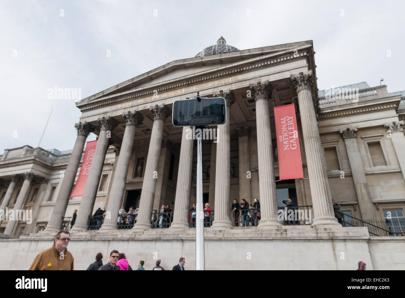 11. März 2015 - JoÃ£ o kam nach London aus Sao Paulo in Brasilien und war sehr überrascht von der Galerie neue Regel. Der National Gallery in London verbietet Selfie-Sticks und legte sie in die gleiche Kategorie wie Stative, die verboten sind, '' um Gemälde, Privatsphäre und das Gesamterlebnis Besucher zu schützen". Die National Gallery Verbot folgt anderen Galerien auf der ganzen Welt, darunter die Smithsonian-Museen in Washington. © Velar Grant/ZUMA Wire/ZUMAPRESS.com/Alamy Live-Nachrichten Stockfoto