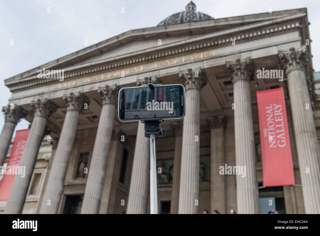 11. März 2015 - JoÃ£ o kam nach London aus Sao Paulo in Brasilien und war sehr überrascht von der Galerie neue Regel. Der National Gallery in London verbietet Selfie-Sticks und legte sie in die gleiche Kategorie wie Stative, die verboten sind, '' um Gemälde, Privatsphäre und das Gesamterlebnis Besucher zu schützen". Die National Gallery Verbot folgt anderen Galerien auf der ganzen Welt, darunter die Smithsonian-Museen in Washington. © Velar Grant/ZUMA Wire/ZUMAPRESS.com/Alamy Live-Nachrichten Stockfoto