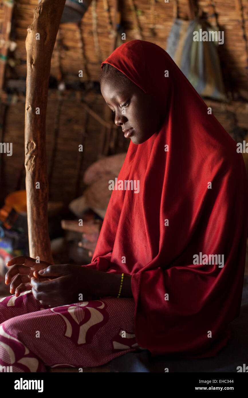 Tera, West Niger; Fatima Ismaghil, 13, wurde von ihrem Vater als Kind Braut für 20 Ziegen verkauft. Stockfoto