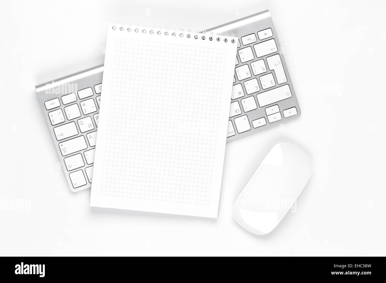 Bürotisch Schreibtisch mit Computer und Zubehör. Draufsicht mit Textfreiraum Stockfoto