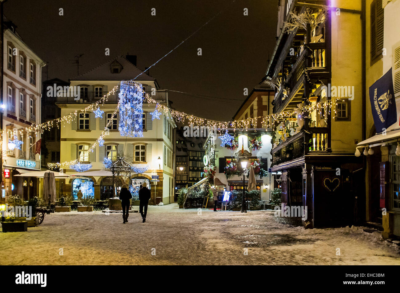 Snowy 'Place du Marché aux Cochons de Lait' Square bei Nacht zu Weihnachten Strasbourg Elsass Frankreich Europa Stockfoto