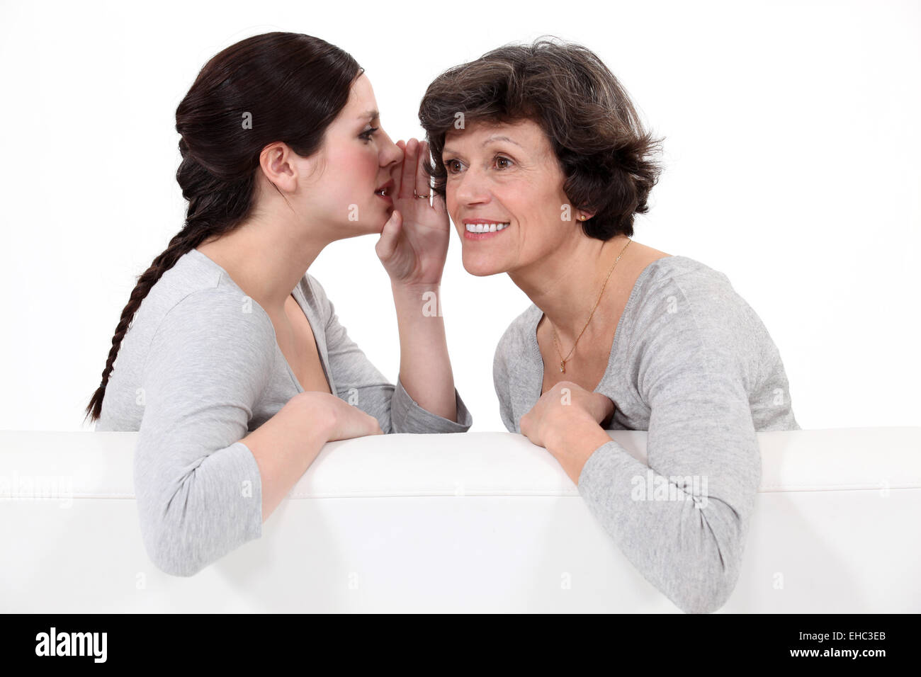Frau erzählt ihrer Mutter ein Geheimnis Stockfoto