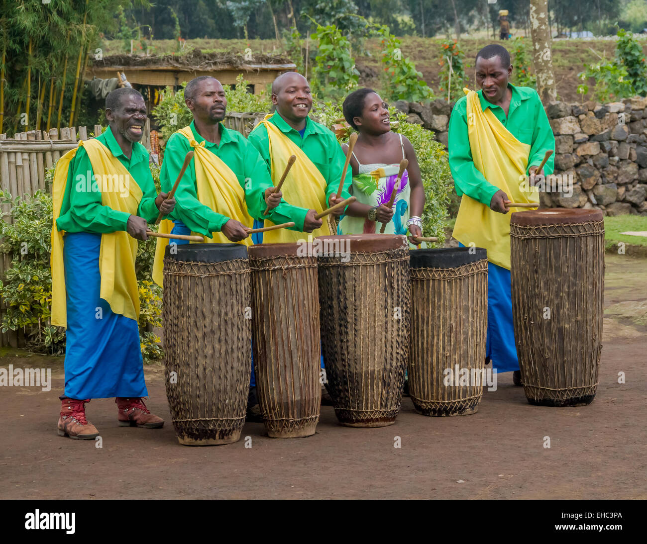 MUSANZE, Ruanda - 5. November 2013: Tribal-TänzerInnen des Stammes Batwa führen traditionellen Intore Tanz Stockfoto