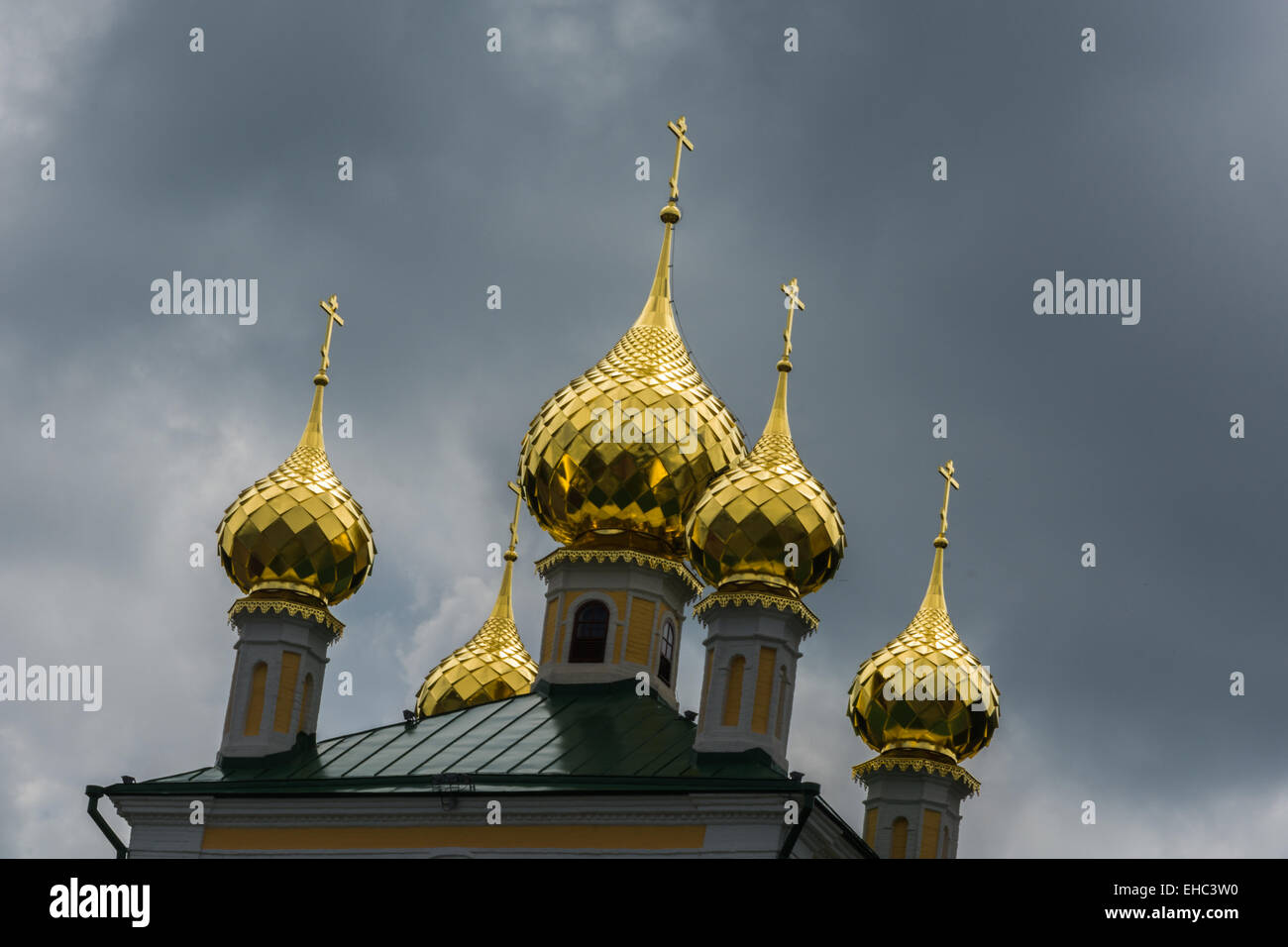 Leuchtend Goldene Kuppeln der Kirche gegen den dunklen Himmel. Stockfoto
