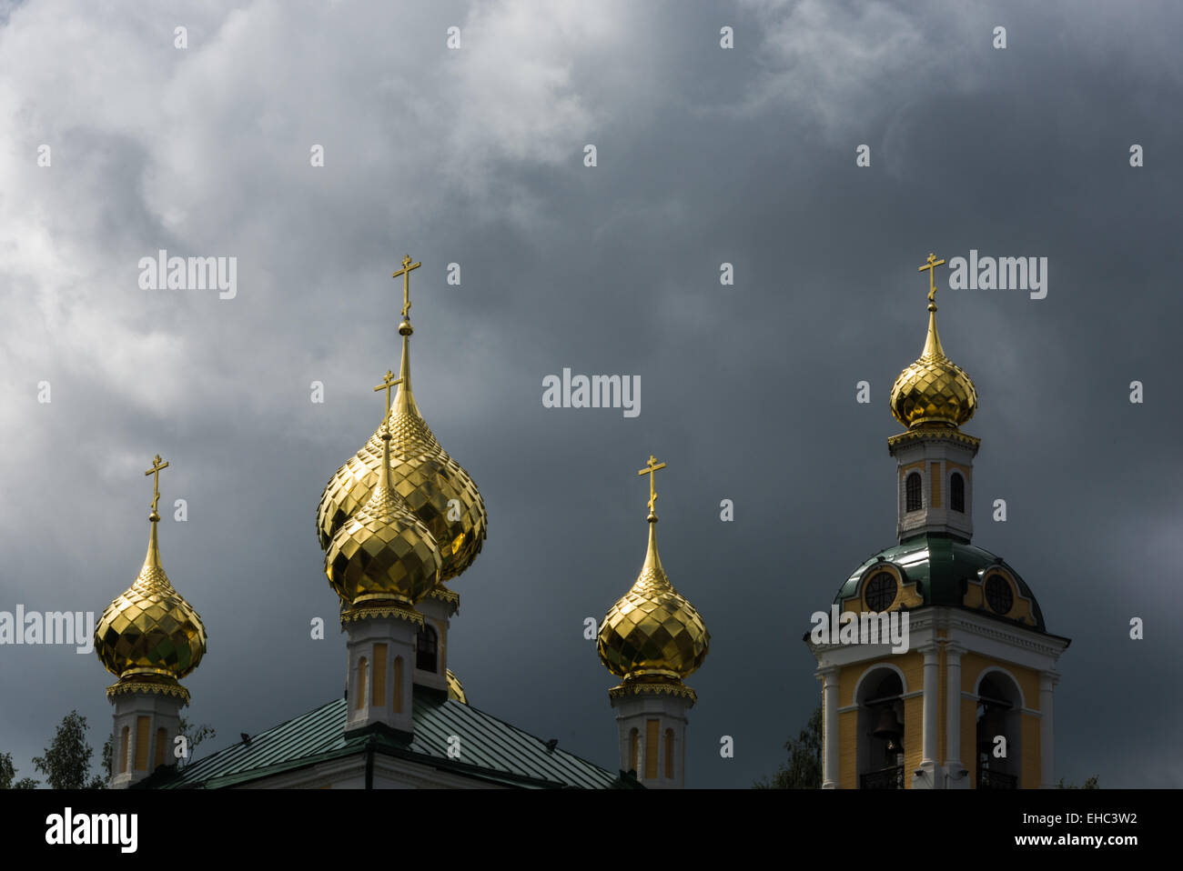 Leuchtend Goldene Kuppeln der Kirche gegen den dunklen Himmel. Stockfoto