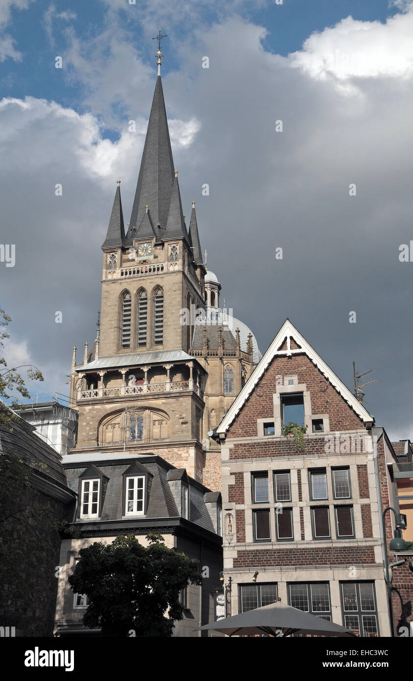 Der Turm der Aachener Dom, häufig gekennzeichnet als der "Kaiserdom", Aachen, Deutschland. Stockfoto