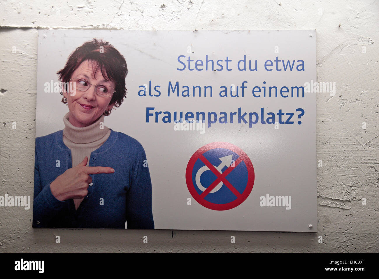 Melden Sie sich im Inneren Parkplatz Warnung Männer nicht an stellen Frauen vorbehalten, Aachen, Deutschland parken. Stockfoto