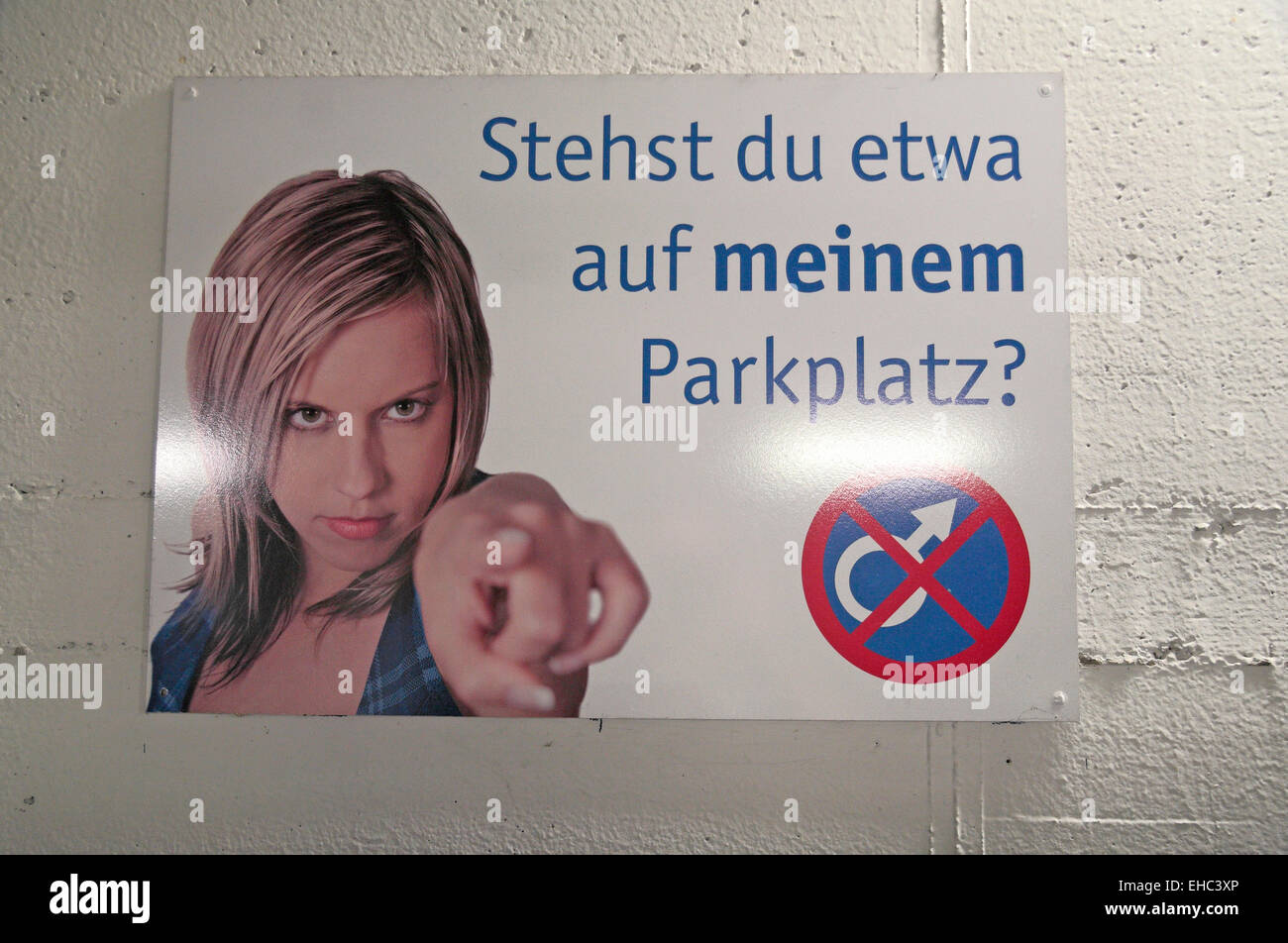 Melden Sie sich im Inneren Parkplatz Warnung Männer nicht an stellen Frauen vorbehalten, Aachen, Deutschland parken. Stockfoto