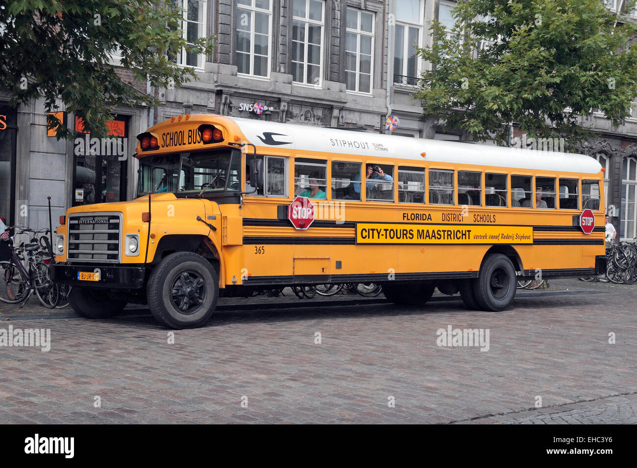 Einen amerikanischen Schulbus (Florida District Schools) umgewandelt in einen touristischen Touristenbus in Maastricht, Limburg, Niederlande. Stockfoto