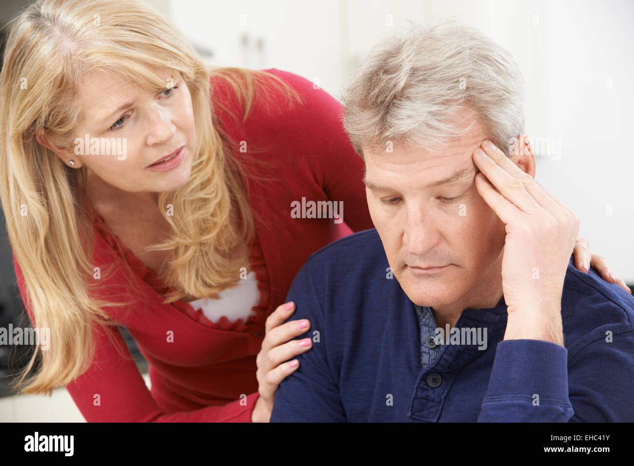 Reife Frau trösten Menschen mit Depressionen Stockfoto