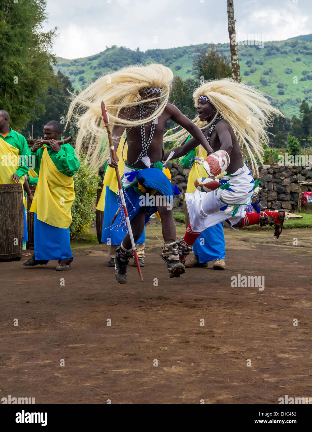 MUSANZE, Ruanda - 5. November 2013: Tribal-TänzerInnen des Stammes Batwa führen traditionellen Intore Tanz Stockfoto