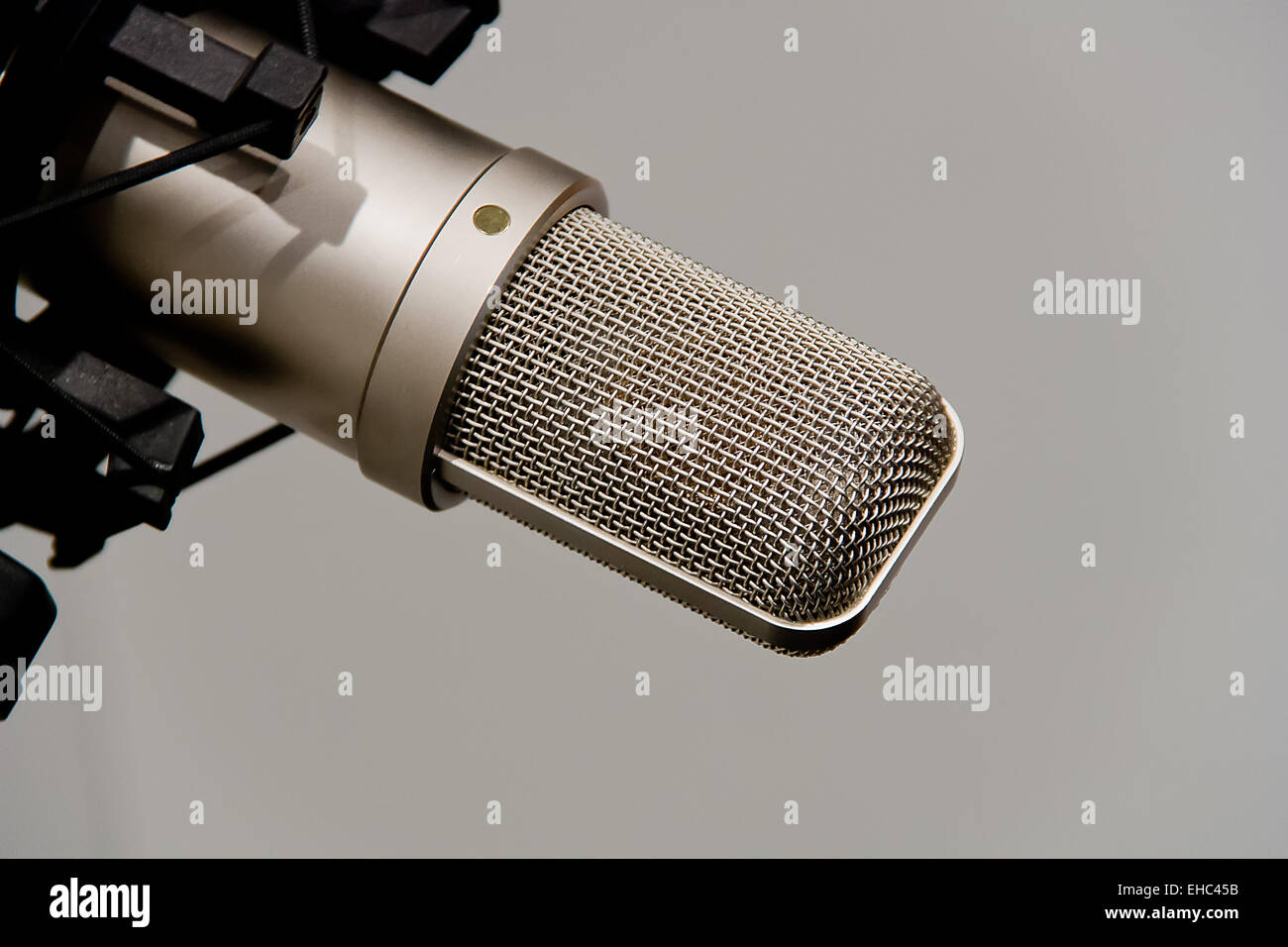 Professionelles Kondensatormikrofon in einer Studioumgebung Stockfoto