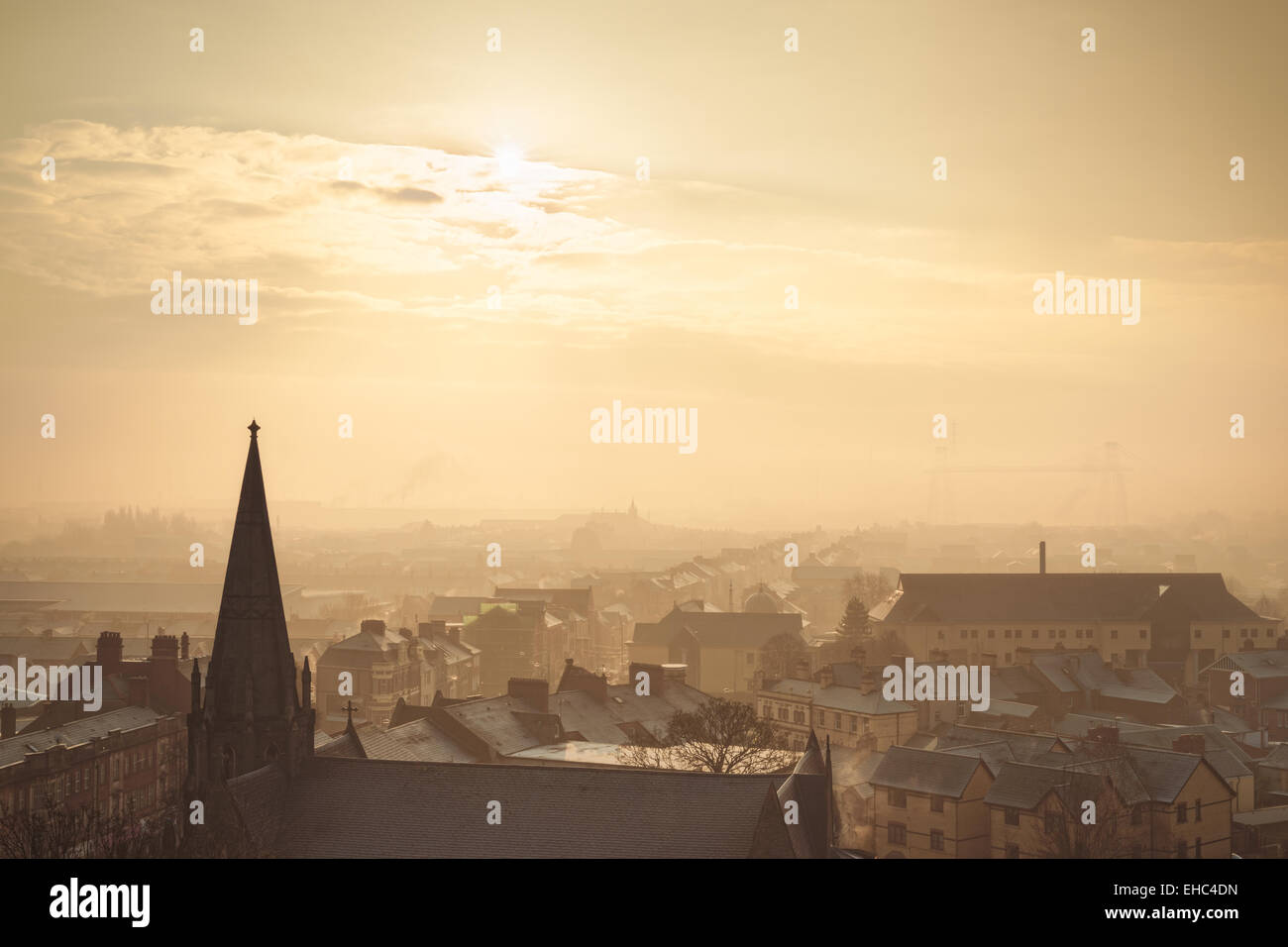 Sonnenlicht über Stadt Newport, Wales. Die bekannte Schwebefähre sehen in der Ferne (nach rechts). Stockfoto