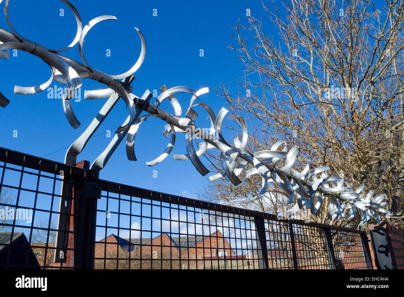 Anti Klettern Barriere auf Fabrik Gates, UK Stockfoto