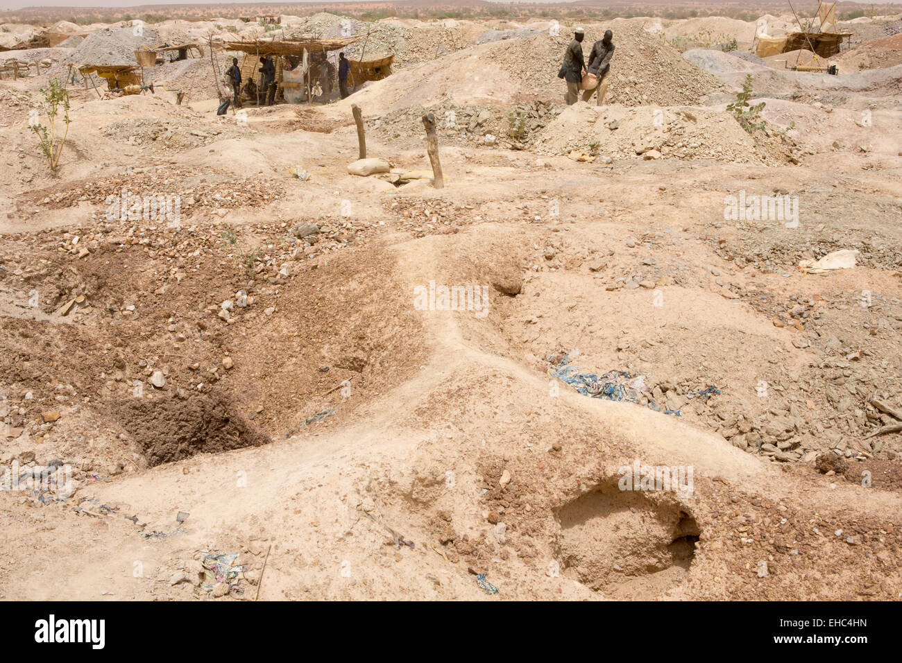 Komobangau Gold Mines, Niger, 18. Mai 2012: Bergleute bei der Arbeit.  Das Land ist gespickt mit offenen Schächte. Stockfoto