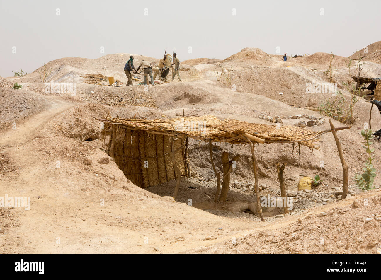 Komobangau Gold Mines, Niger, 18. Mai 2012: Bergleute bei der Arbeit.  Das Land ist gespickt mit offenen Schächte. Stockfoto