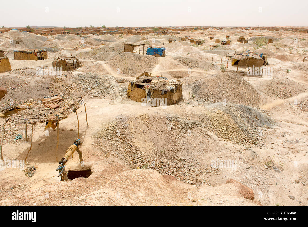 Komobangau Gold Mines, Niger, 18. Mai 2012: Bergleute bei der Arbeit.  Das Land ist gespickt mit offenen Schächte. Stockfoto