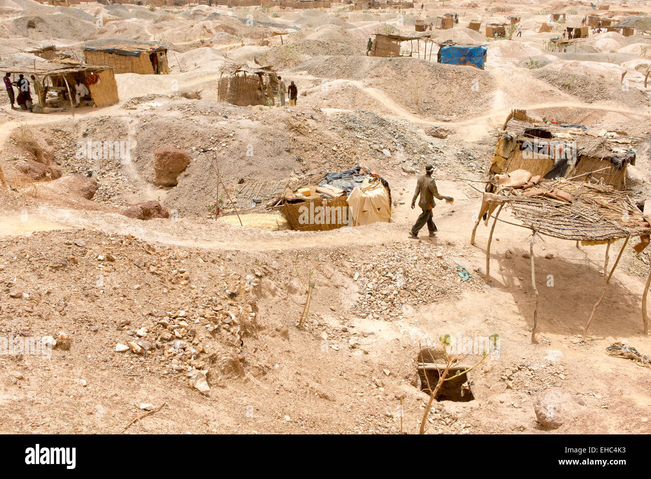 Komobangau Gold Mines, Niger, 18. Mai 2012: Bergleute bei der Arbeit.  Das Land ist gespickt mit offenen Schächte. Stockfoto