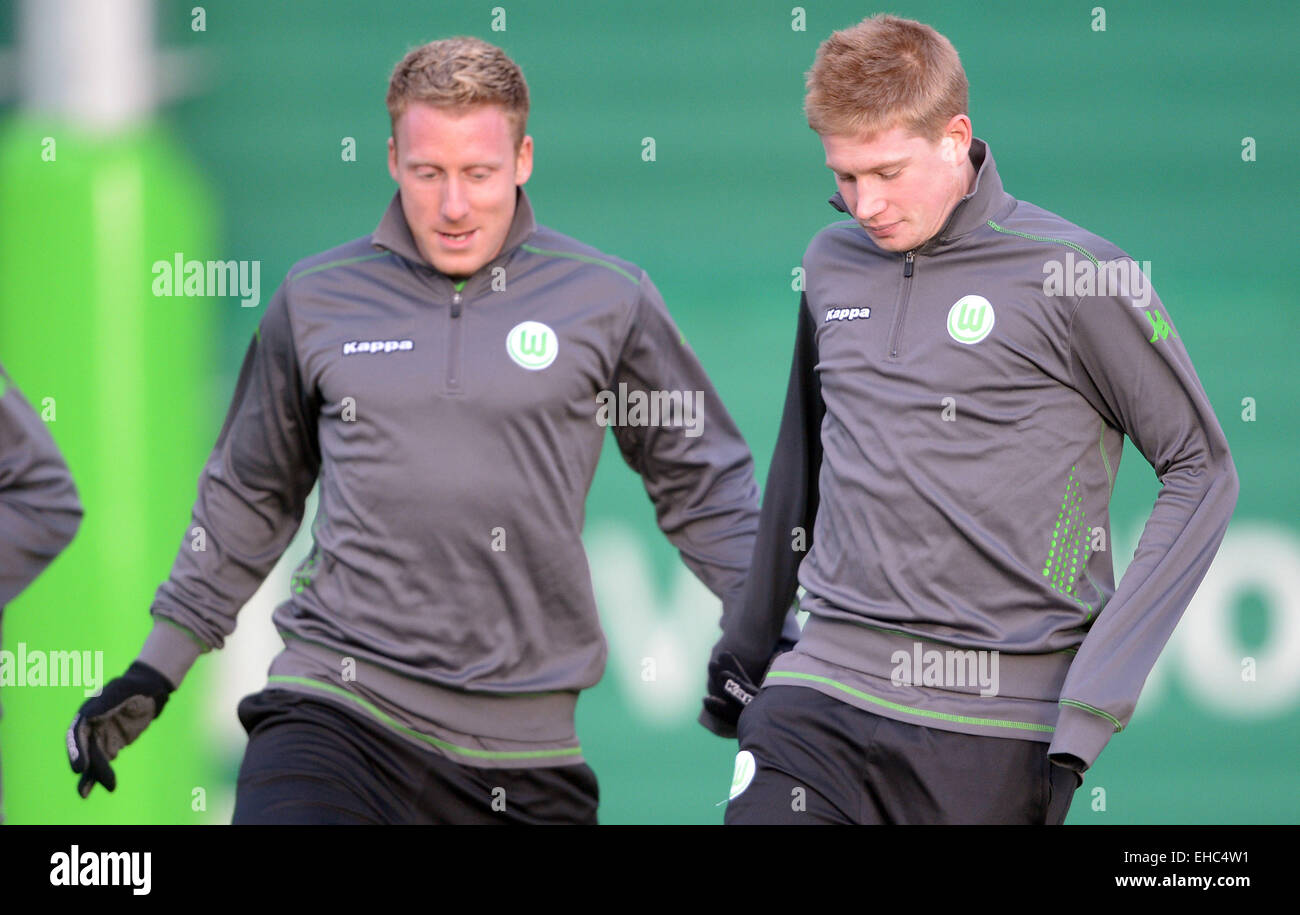 Wolfsburg, Deutschland. 11. März 2015. Patrick Ochs (l) und Kevin De Bruyne Wolfsburgs ist die Ausbildung in der Volkswagen Arena in Wolfsburg, Deutschland, 11. März 2015. VfL Wolfsburg trifft Internationale Mailand am 12. März. Foto: PETER STEFFEN/Dpa/Alamy Live News Stockfoto