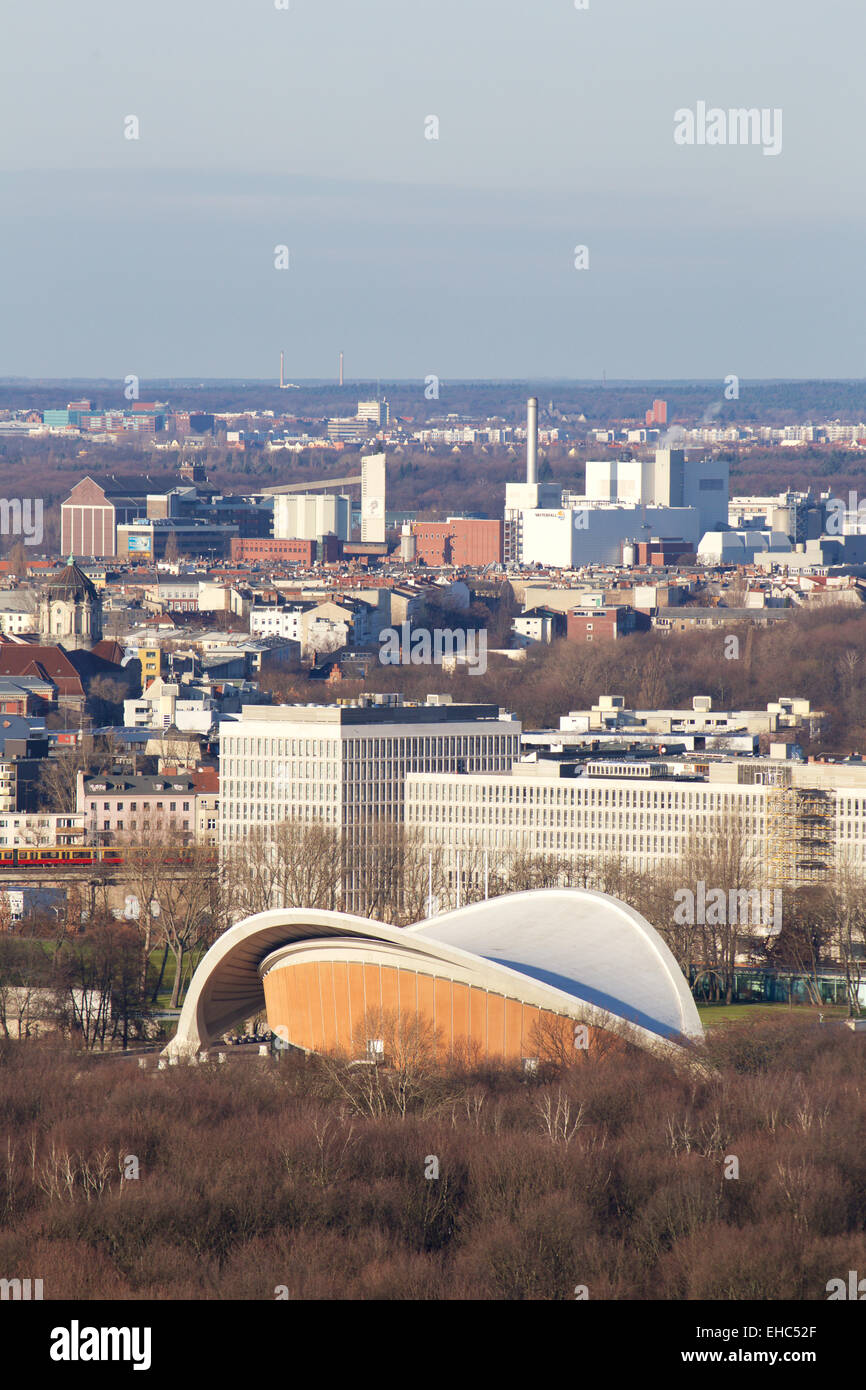 Luftaufnahme von Hugh Stubbins Kongresshalle, heute Haus der Kulturen der Welt (HKW) in Berlin, Deutschland. Stockfoto Luftaufnahme von Hugh Stubbins Kongresshalle, heute Haus der Kulturen der Welt (HKW) in Berlin, Deutschland. Stockfoto