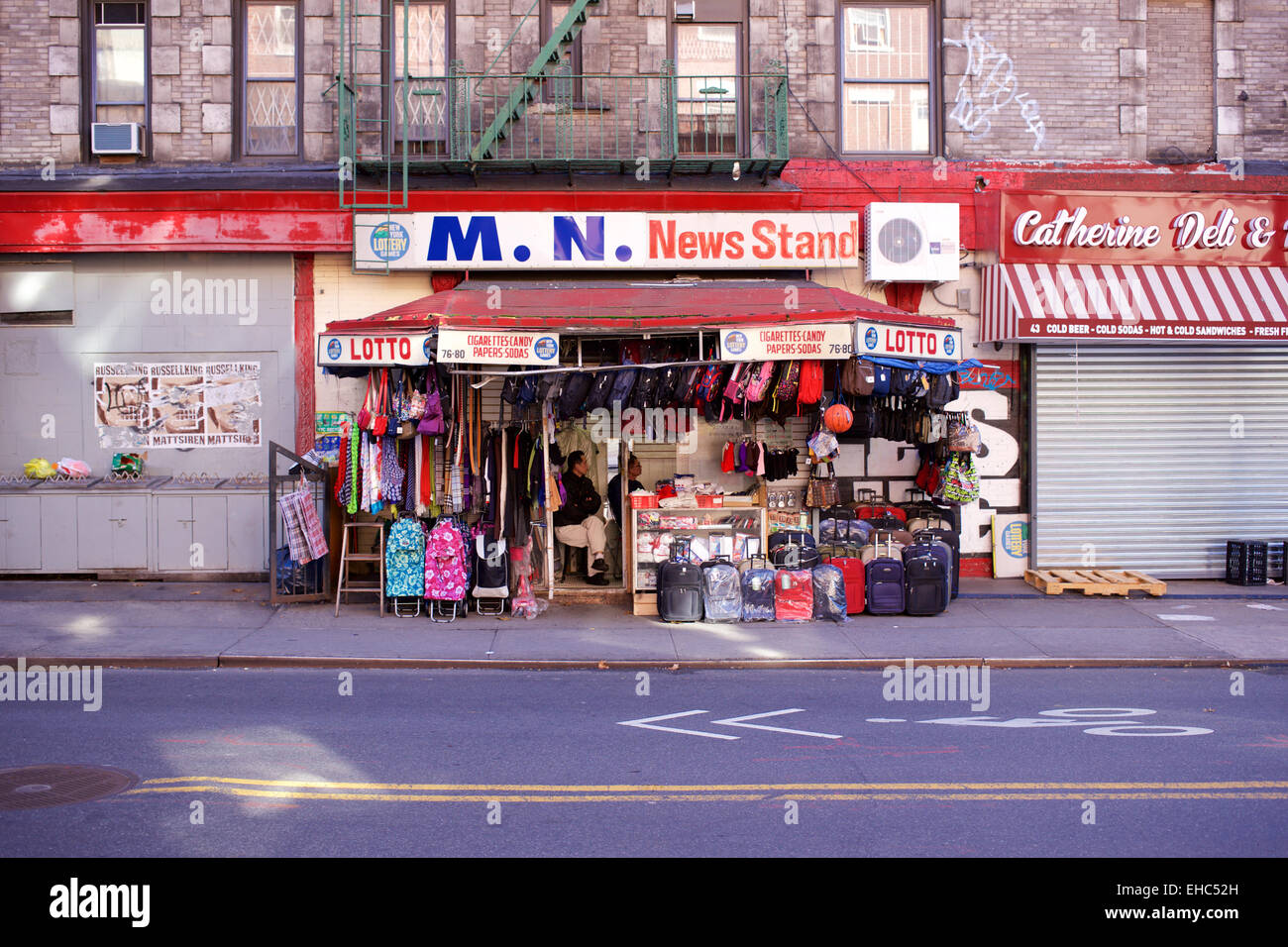 Speichern Sie im Rohbau des ehemaligen Zeitungskiosk in Chinatown Manhattan, New York, NY, USA. Stockfoto