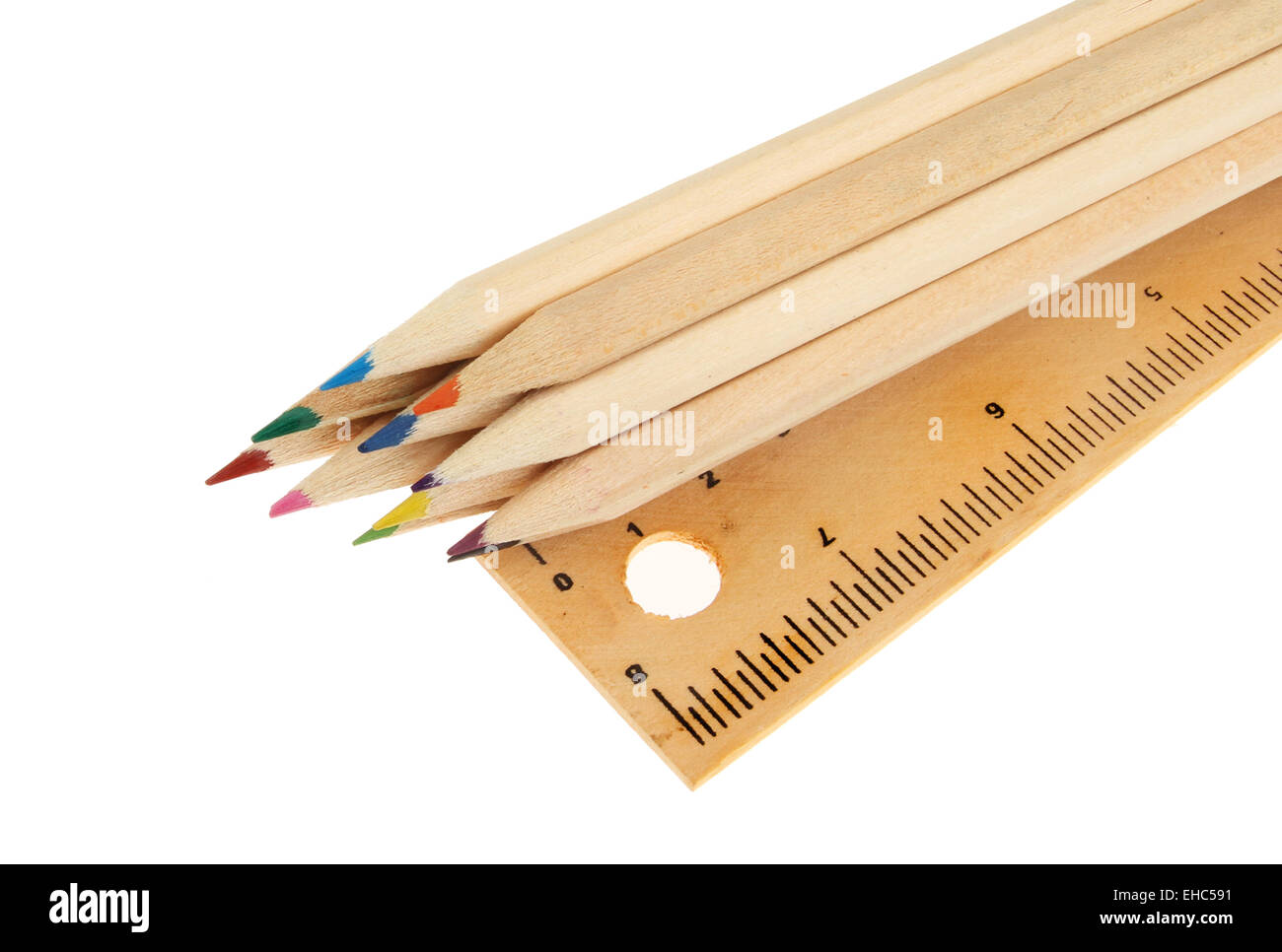 Buntstifte und Regel isoliert gegen weiß Stockfoto