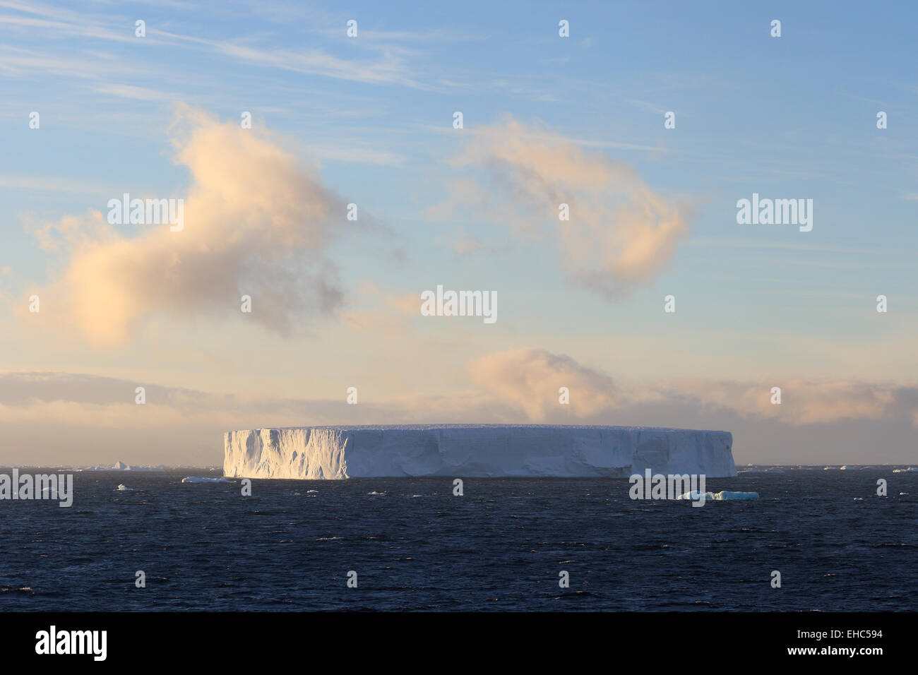 Eisberg, Eisberg, Antarktis tabellarische Landschaft bei Sonnenuntergang. Stockfoto