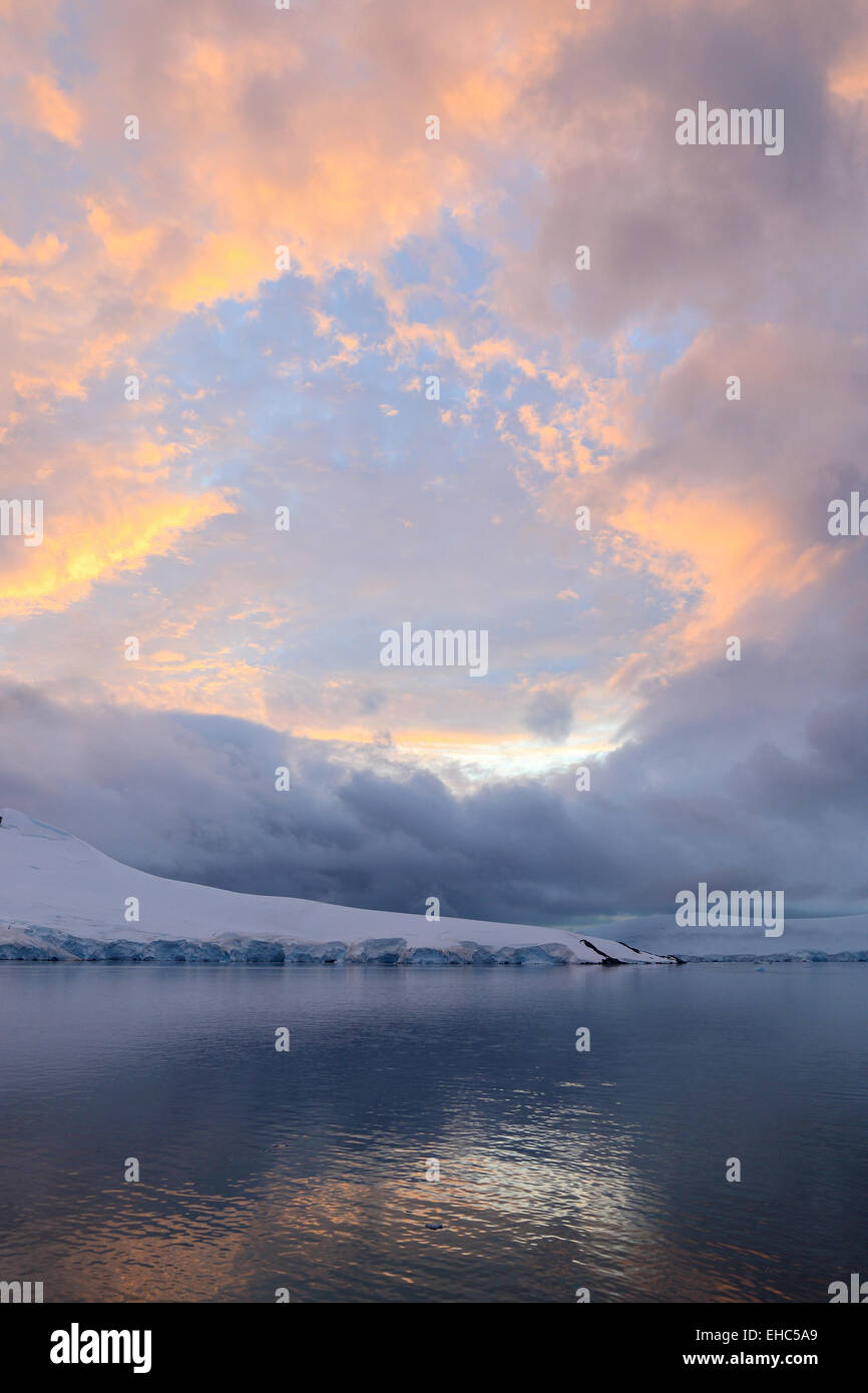 Antarktis Himmel Landschaftsbild des Sonnenuntergangs an Port Lockroy. Stockfoto