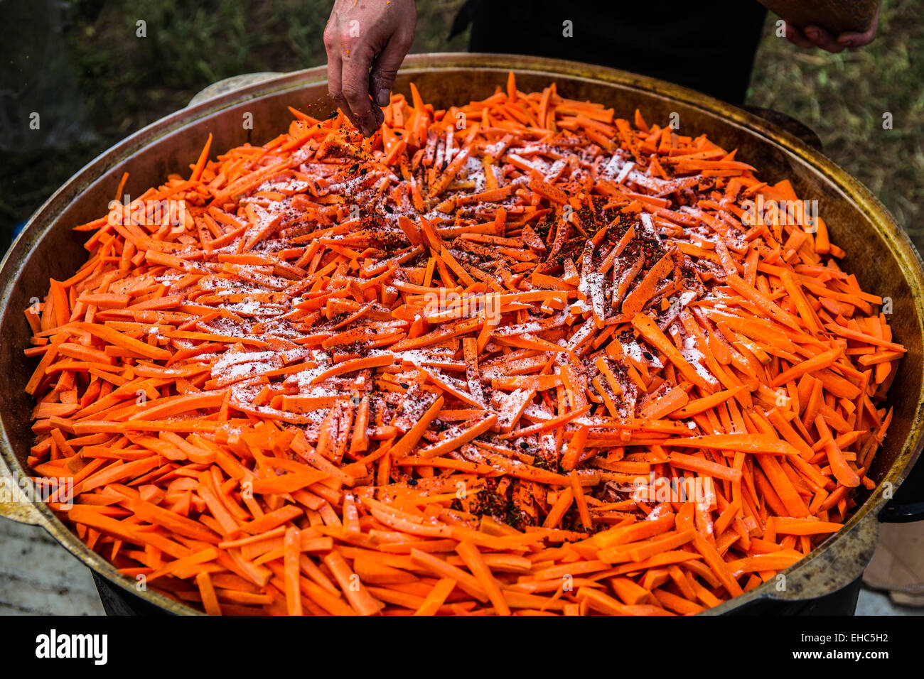 Vorbereitung der Hammel-Pilaw - usbekische nationale Mahlzeit von Hammel, Reis, Karotten, Knoblauch und Gewürzen Stockfoto